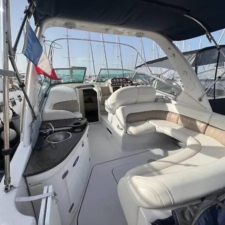 Bateau A Quai Mandrier بوتيل *