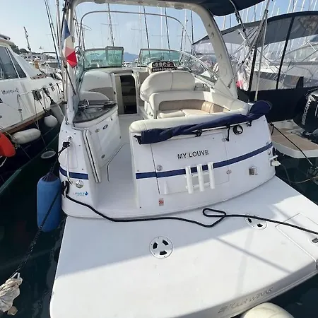 Bateau A Quai Mandrier *