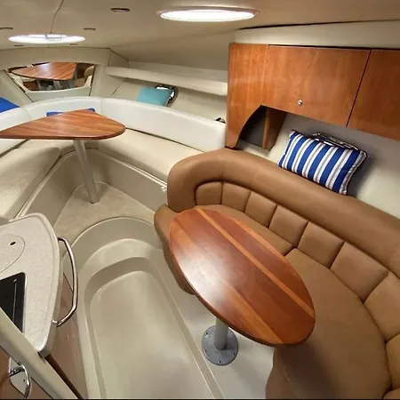 Bateau A Quai Mandrier بوتيل